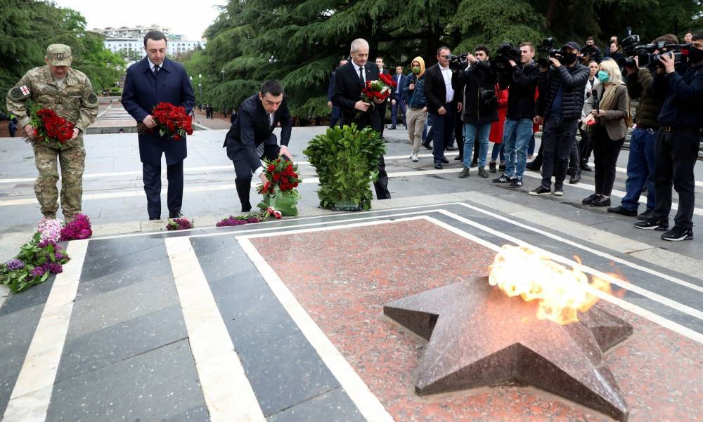 Первые лица Грузии возложили цветы к мемориалу Победы в Тбилиси. ФОТО. - newsgeorgia.ge - Грузия - Тбилиси