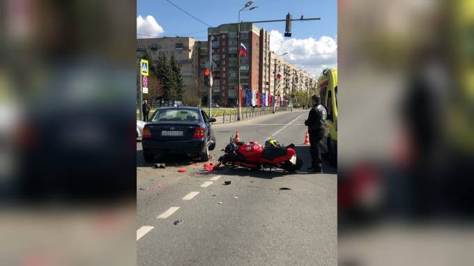 В Колпино мотоциклист столкнулся с Toyota Corolla - piter.tv - Санкт-Петербург