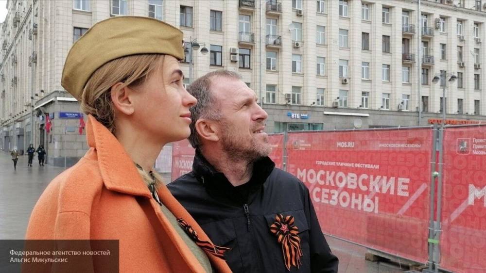 Россияне в честь Дня Победы примут участие в акции "Поем двором" - politros.com - Россия - Чебоксары