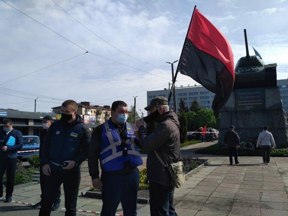 В Житомире бандеровцы набросились на красные флаги - politnavigator.net - Украина - Львов - Житомир