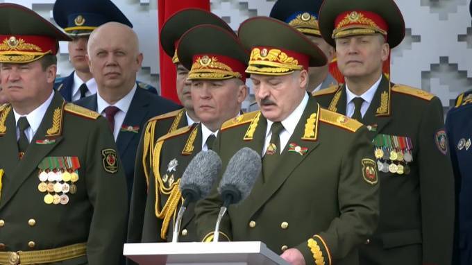 Александр Лукашенко - Лукашенко призвал не торопиться с "осуждениями" за проведение парада Победы в Минске - piter.tv - Белоруссия - Минск