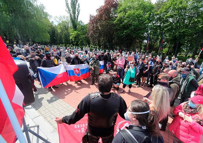 «Ночные волки» возложили цветы к могилам красноармейцев в Праге: видео - vinegret.cz - Чехия - Прага