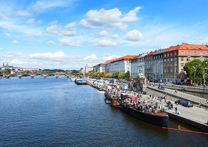 Пражане заполонили парки и фермерские рынки: видео - vinegret.cz - Чехия - Прага