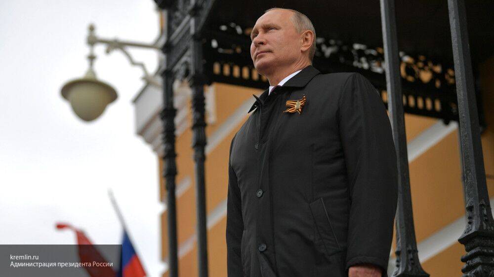 Владимир Путин - Путин посмотрел полет военной авиации на воздушном параде в Москве - politexpert.net - Москва - Россия