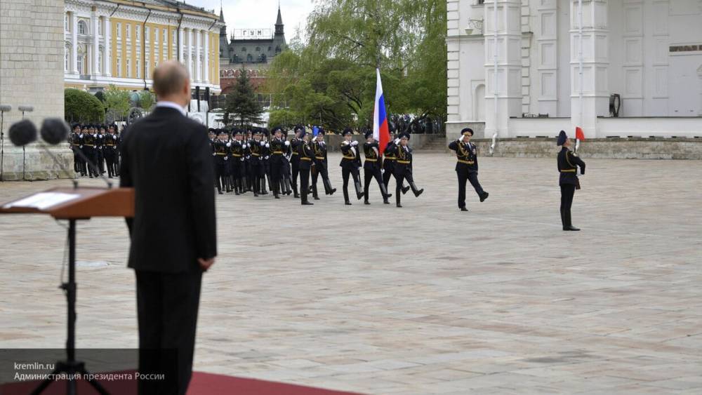 Владимир Путин - Путин наблюдал за авиапарадом 9 мая с крыльца Кремля - nation-news.ru - Москва - Россия