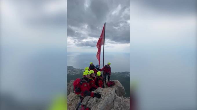 В Крыму спасатели водрузили копию знамени Победы на вершину Ай-Петри - piter.tv - Крым - Берлин