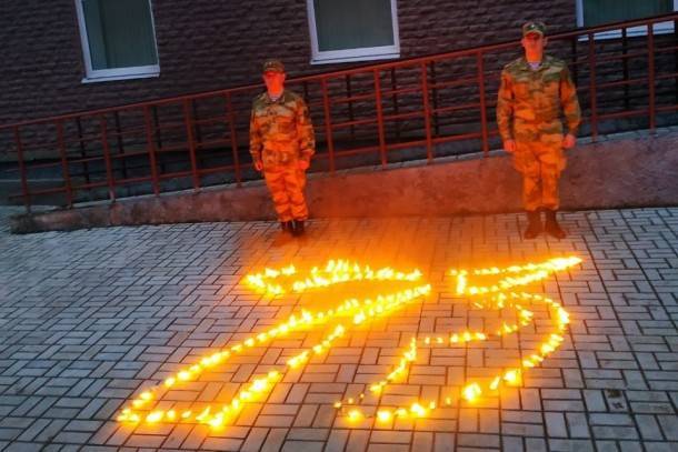 В Сыктывкаре военнослужащие зажгли «Свечи Памяти» с юбилейной датой Победы. - bnkomi.ru - Россия - респ. Коми - Сыктывкар