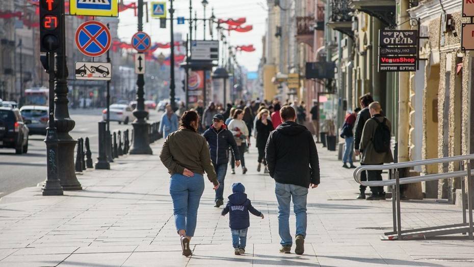 На первом этапе снятия COVID-ограничений разрешат прогулки, работать смогут небольшие магазины - dp.ru - Россия