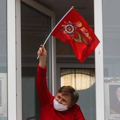 Владимир Путин - Миллионы россиян после минуты молчания вышли на балконы с фотографиями родственников-участников Великой Отечественной войны - radiomayak.ru