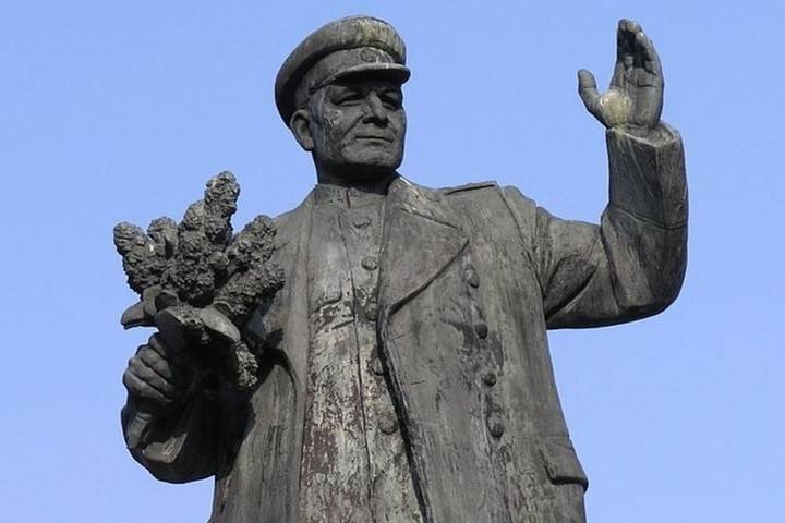 Иван Конев - В Праге на место памятника Коневу поставили унитаз - mk.ru - Прага