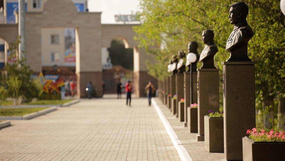 В Атырау открыли "Аллею памяти". Бюсты героев установили на средства предпринимателей - informburo.kz - Казахстан - Атырауская обл. - Атырау