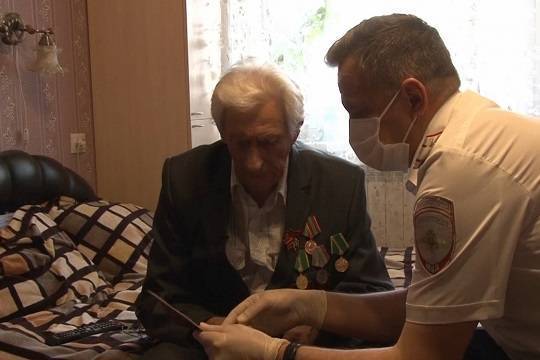 Ирина Волк - Кемеровские полицейские помогли ветерану ВОВ получить российское гражданство - versia.ru - Россия - Казахстан - Кемеровская обл.