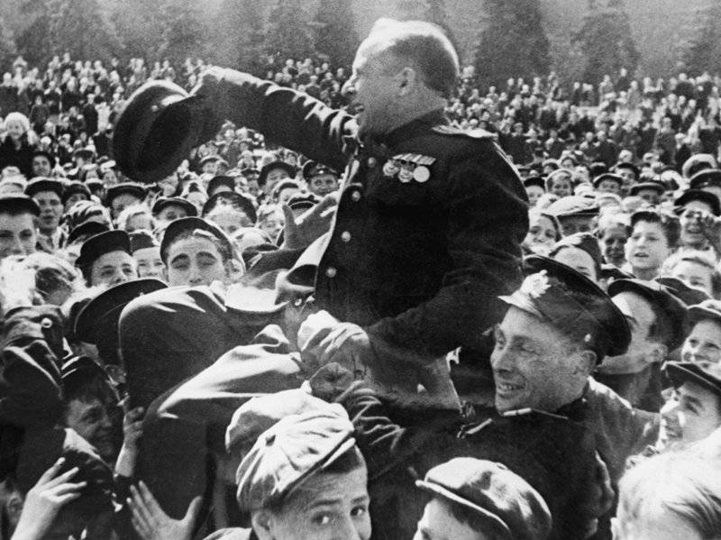 Проект "Авторы Победы": "Радость окончания войны омрачается смертью..." - sobesednik.ru - Австрия - Словакия
