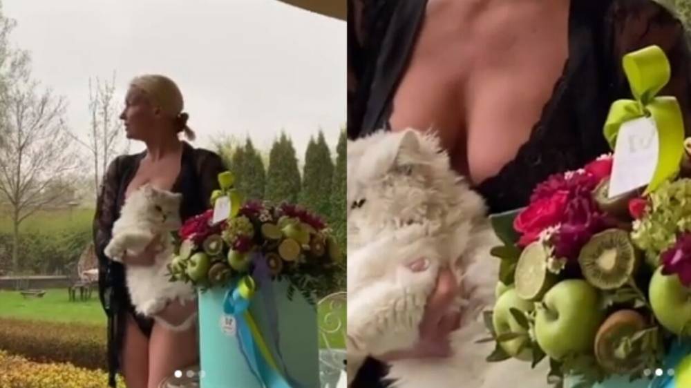 Балерина Анастасия Волочкова - Волочкова вышла на улицу в нижнем белье, прикрывшись котом - riafan.ru - Москва