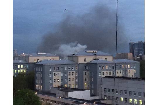 Пожарные потушили отрытый огонь в больнице на севере Москвы - versia.ru - Москва - Россия