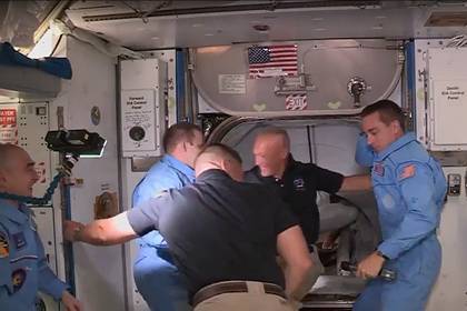 Илон Маск - Херли Даглас - Командир Crew Dragon ударился головой во время перехода на МКС - lenta.ru - США