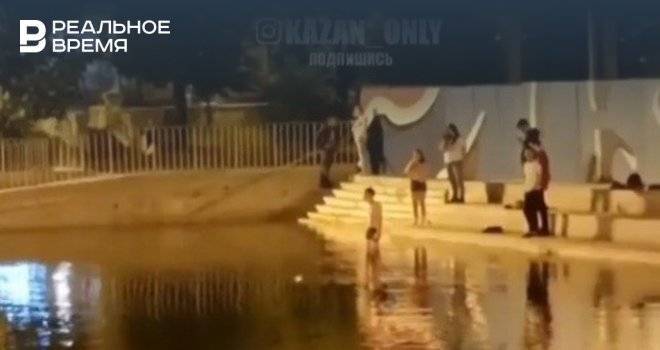 Выпускники искупались в пруду казанского парка «Черное озеро» - realnoevremya.ru - Казань - Татарстан