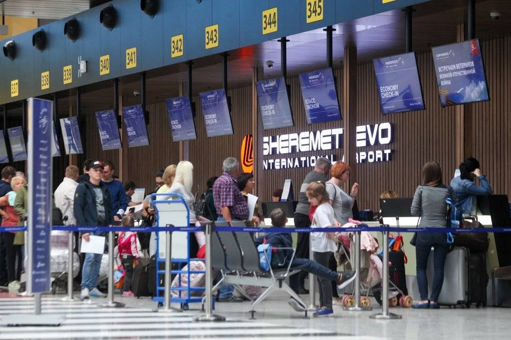 Свыше 40 рейсов отменили и задержали в аэропортах Москвы - vm.ru - Москва - Домодедово