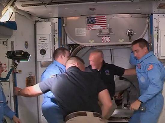 Херли Даглас - Командир корабля Crew Dragon ударился головой, когда переходил на МКС - newtvnews.ru