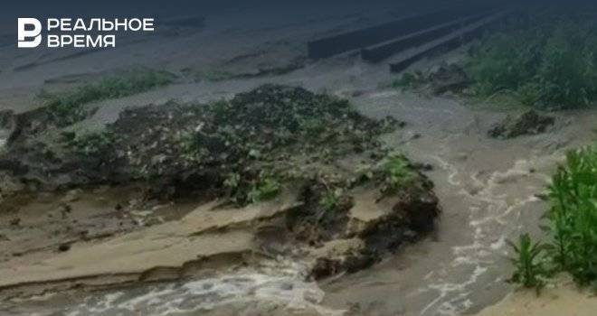 «Такого не было даже во время паводка»: в Куюках поток воды после грозы едва не смыл дорогу - realnoevremya.ru - Казань - Татарстан