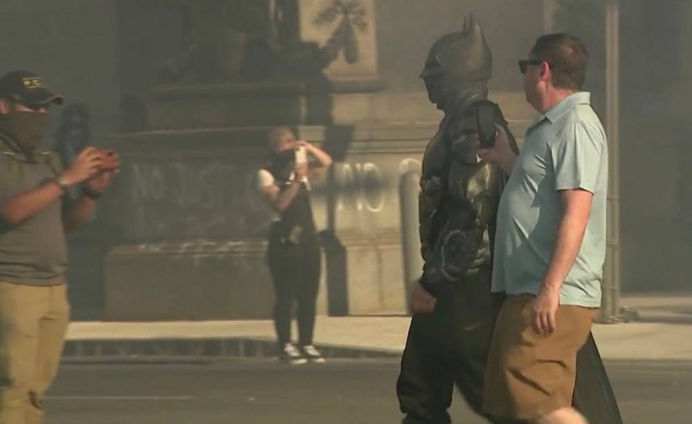 Джордж Флойд - Вечная битва продолжается: Бэтмена и Джокера заметили на протестах в США – видео - 24tv.ua - США - Лос-Анджелес - Протесты