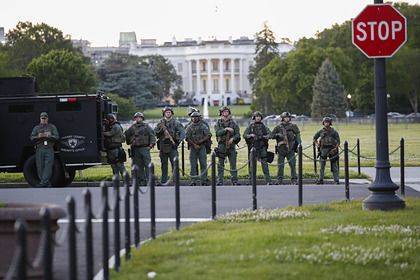 Дональд Трамп - Трампа спрятали в подземный бункер во время протестов у Белого дома - usa.one - США - Вашингтон - New York