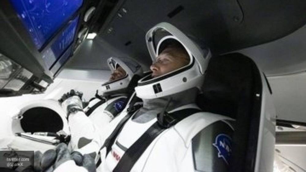 Илон Маск - Херли Даг - Crew Dragon - Командир экипажа Crew Dragon Херли ударился лбом при переходе на МКС - politros.com - Россия - США