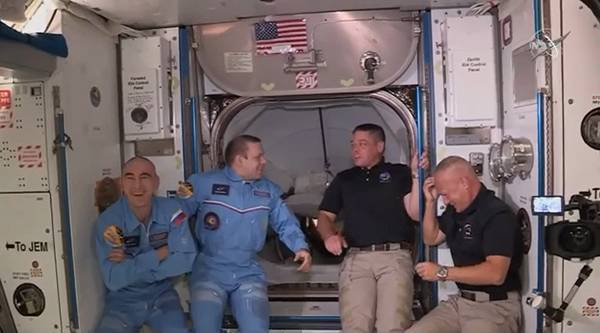 Илон Маск - Роберт Бенкен - Херли Даглас - Crew Dragon - Командир экипажа Crew Dragon получил небольшую травму при переходе на МКС - nakanune.ru - Россия