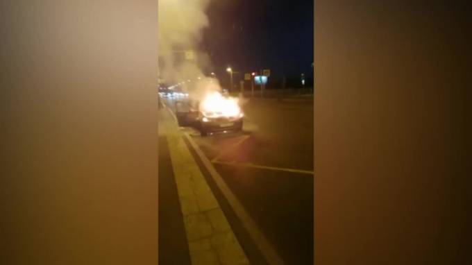 В Красногвардейском районе дотла сгорела иномарка - piter.tv - Санкт-Петербург - р-н Приморский