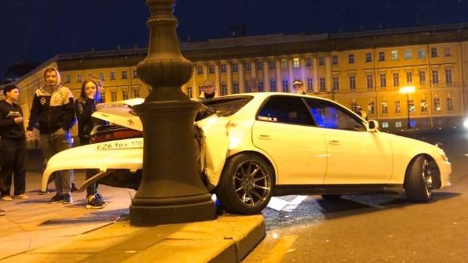 Питер Онлайн - Toyota врезалась в фонарный столб перед Дворцовым мостом - piter.tv - Санкт-Петербург