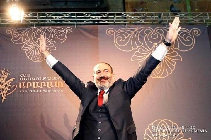 Никол Пашинян - Премьер-министр Армении сообщил о заражении коронавирусом - mk.ru - Армения