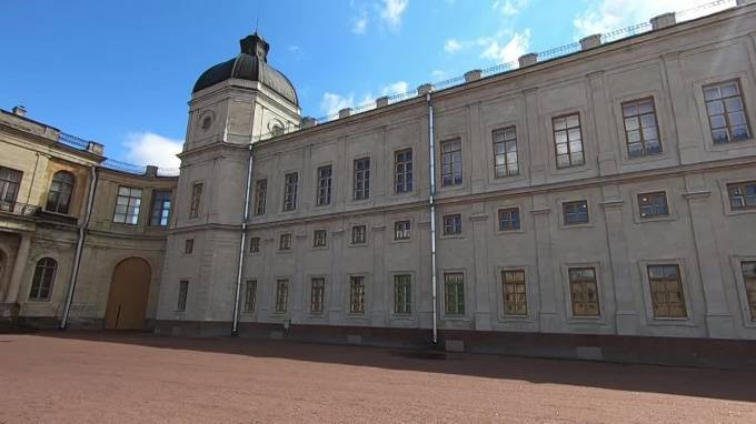 Реставраторы продолжили обновление фасадов Гатчинского дворца - piter.tv