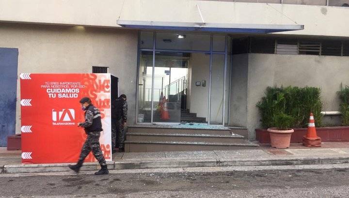 Взрыв в офисе эквадорского телеканала сняли на видео - vesti.ru - США - Эквадор