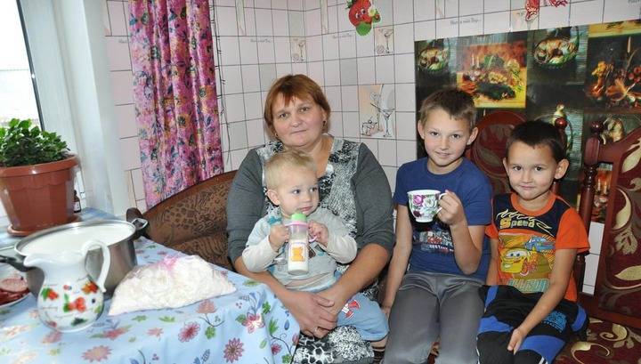 Российские семьи начали получать выплаты на детей в возрасте от 3 до 7 лет - vesti.ru - Амурская обл. - Хабаровский край - респ. Саха