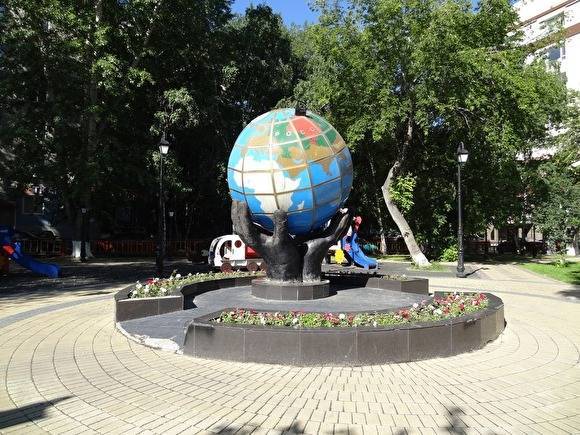В центре Тюмени ребенок застрял в памятнике нефтяникам - znak.com - Тюмень - Тюменская обл.