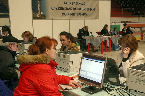 Антон Котяков - В России число официальных безработных превысило два миллиона человек - trud.ru - Россия