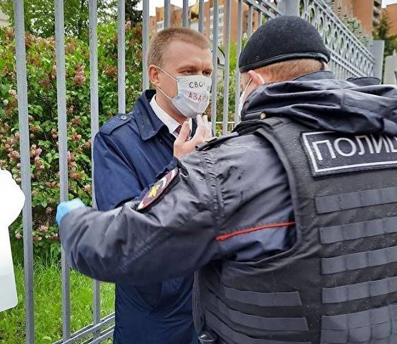 Илья Азар - Владимир Воронцов - Евгений Ступин - У Мосгорсуда полиция задержала депутата Мосгордумы, выступавшего в поддержку Ильи Азара - znak.com - Москва - Тверь