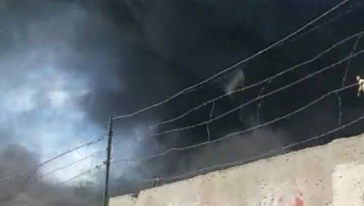 Пожарным удалось локализовать возгорание на шинном складе в Новосибирске - vesti.ru - Россия - Новосибирск - Новосибирская обл.
