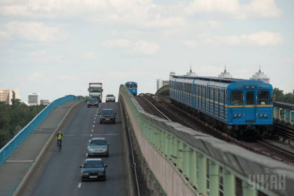 В Киеве "заминировали" мост Метро: На месте дежурят взрывотехники, полиция и скорая - vkcyprus.com - Киев
