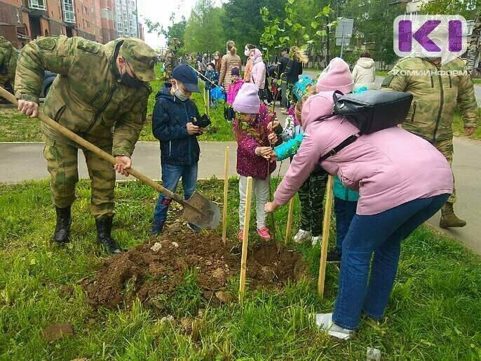Дети Сыктывкара высадили полсотни деревьев в свой праздник - komiinform.ru - Сыктывкар