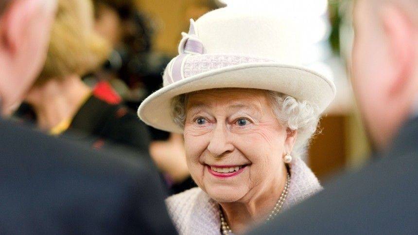 Елизавета II - Елизавета II впервые появилась на публике с начала пандемии коронавируса - 5-tv.ru