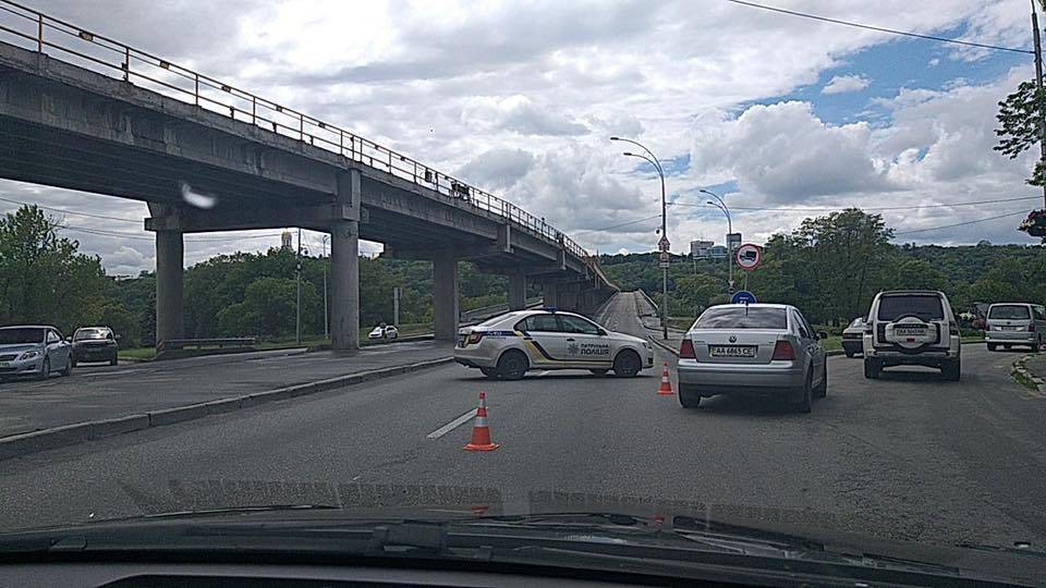 В Киеве из-за угрозы взрыва перекрыт мост Метро - focus.ua - Киев