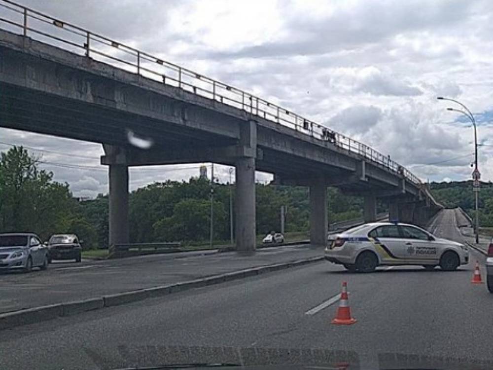 Угроза взрыва: из-за мужчины на мосту Метро в Киеве полиция остановила транспорт - 24news.com.ua - Украина - Киев