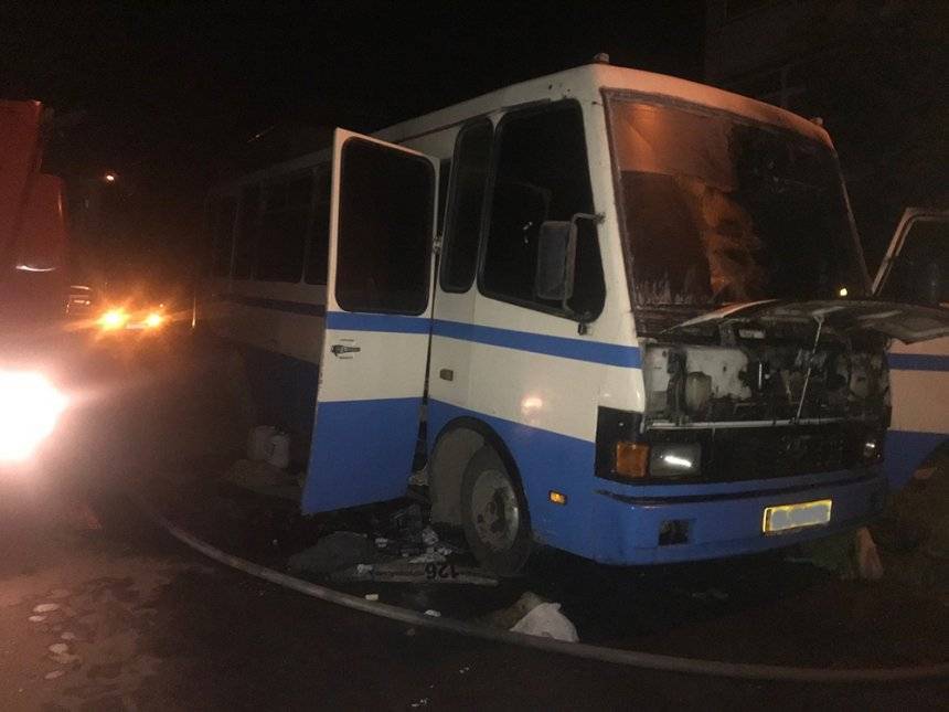 Пламя возникло возле мотора: В Николаеве ночью горел автобус - 24news.com.ua - Украина - Киев - Николаевская обл. - Гсчс