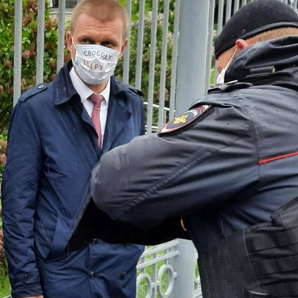 Владимир Колокольцев - Сергей Собянин - Илья Азар - Владимир Воронцов - Евгений Ступин - Принимают всех: в Москве задержали депутата, потому что на маске было "что-то написано" - nakanune.ru - Москва - Россия