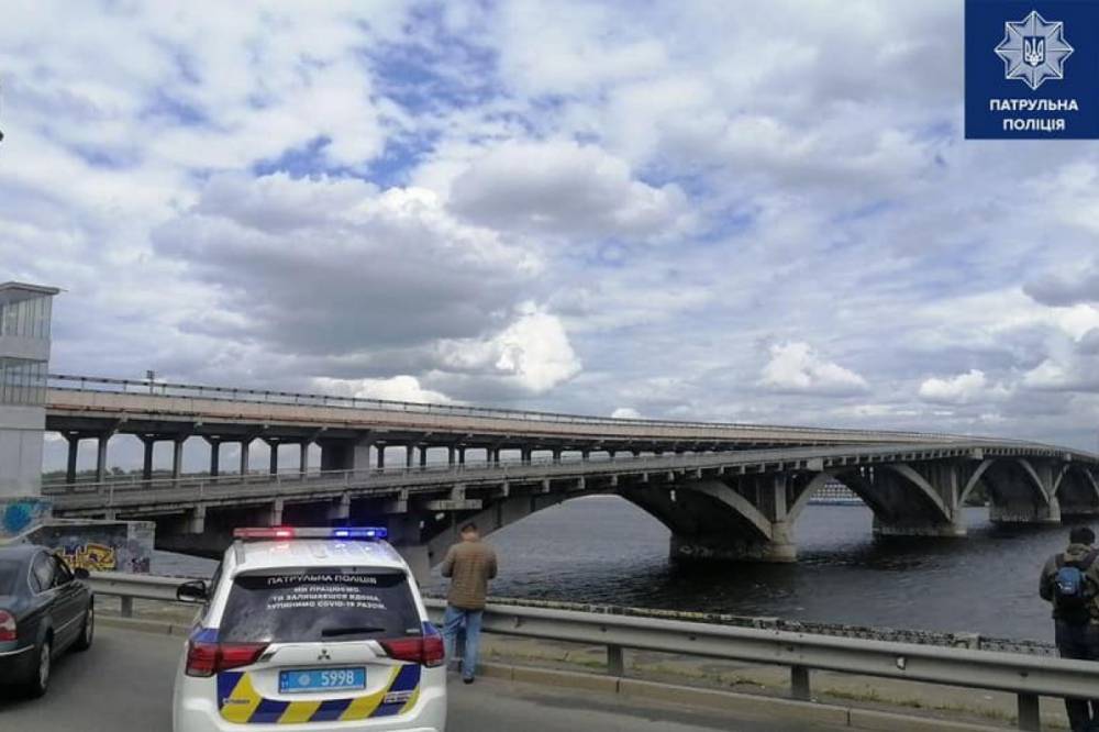 Андрей Крищенко - В полиции сообщили, что молодой человек, который угрожал взрывчаткой на мосту Метро, имеет нелады с семьей - vkcyprus.com - Киев - район Святошинский