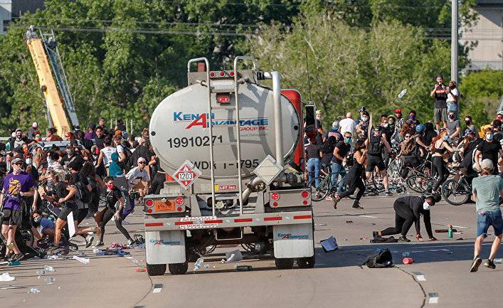 Джордж Флойд - Ужасный момент: автоцистерна въезжает в толпу протестовавших против убийства Джорджа Флойда (Daily Mail, Великобритания) - inosmi.ru - Англия
