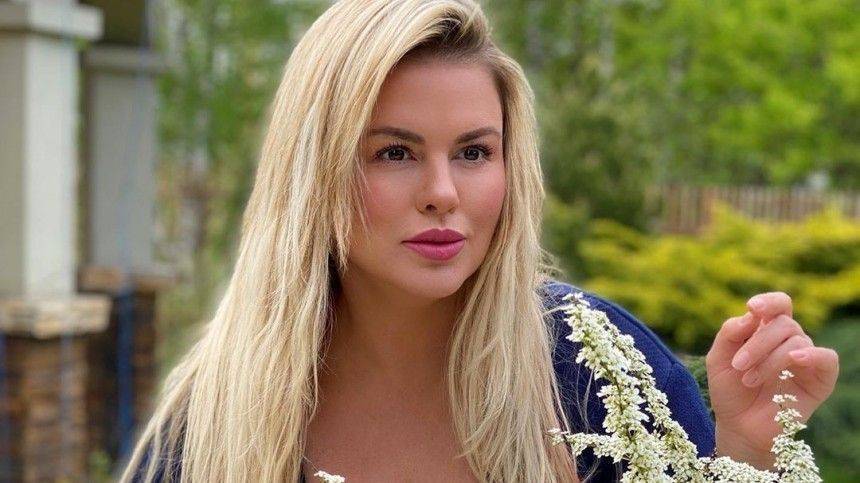Анна Семенович - «Кто старший?» — Анна Семенович опубликовала детское фото с братом - 5-tv.ru