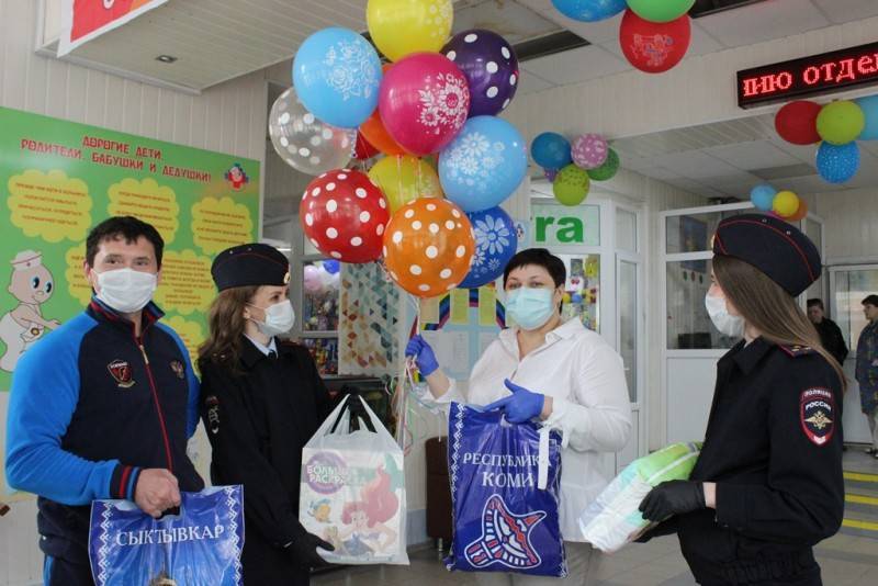 В Сыктывкаре полицейские вручили подарки пациентам Детской республиканской больницы - komiinform.ru - респ. Коми - Сыктывкар