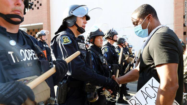Джордж Флойд - Протесты в США: полиция в ряде городов поддержала митингующих - focus.ua - США